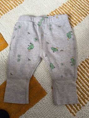 Hanna Andersson wiggle pants with frog prince print grey& green size 50cm/0-3m